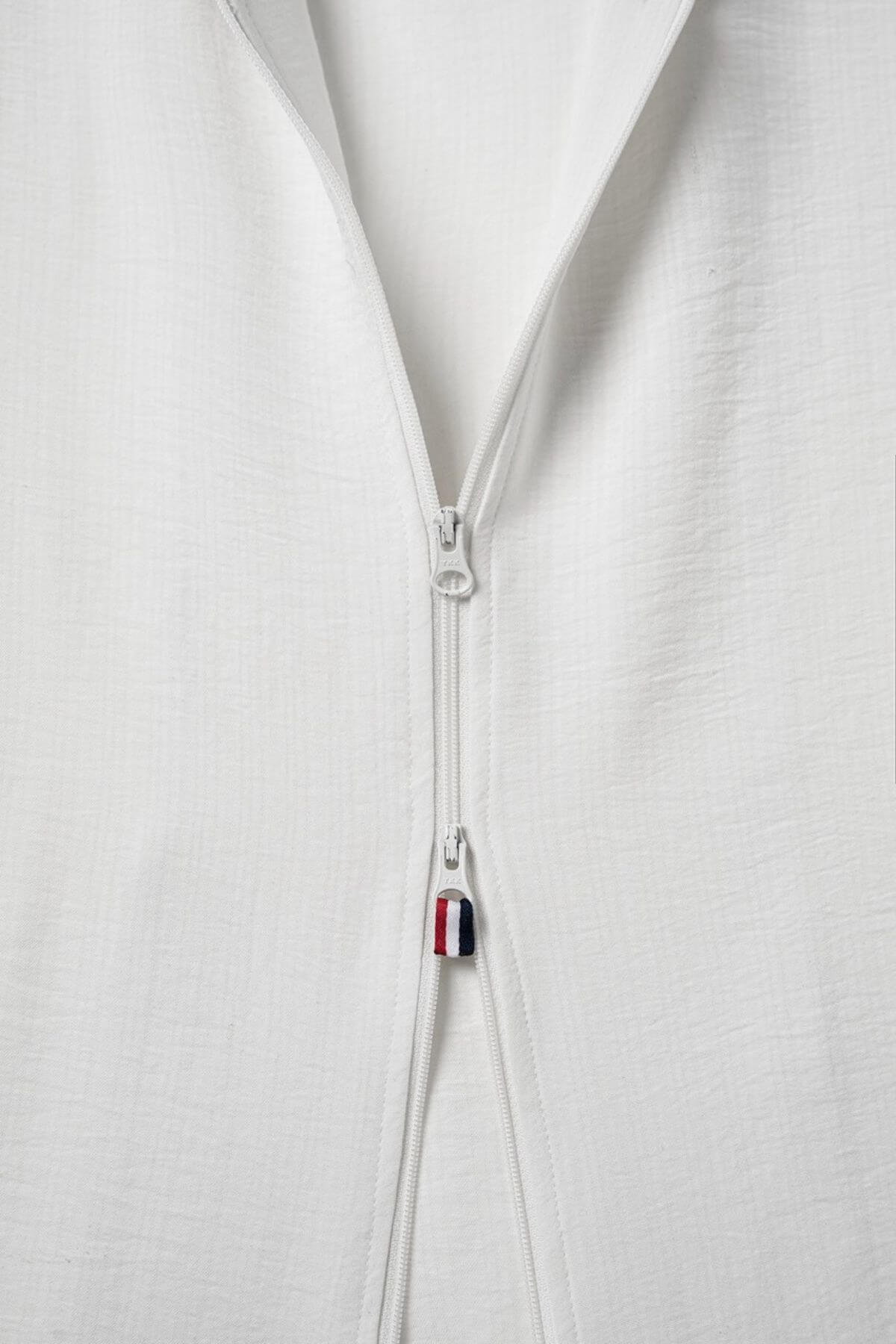 Close-up of the zipper on the white Mistral summer resort shirt for men